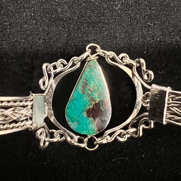 BRAND NEW! Handmade zilvertone adjustable bracelet with green gemstone. OSFM - Picture 3 of 9